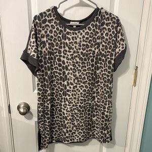 Chic Leopard Print Short Sleeve Top